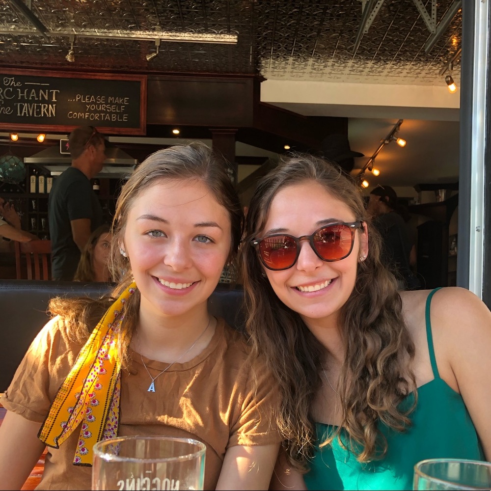 Meet your Poshers, Erin & Lindsey!